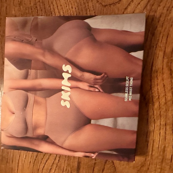 Skims shape wear thong - Picture 1 of 2